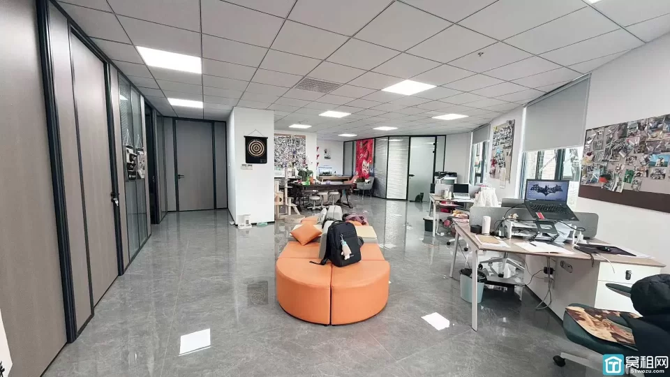 宁波市海曙区 银亿时代广场大厦出租 地铁二号线出口 300平 全新精装修