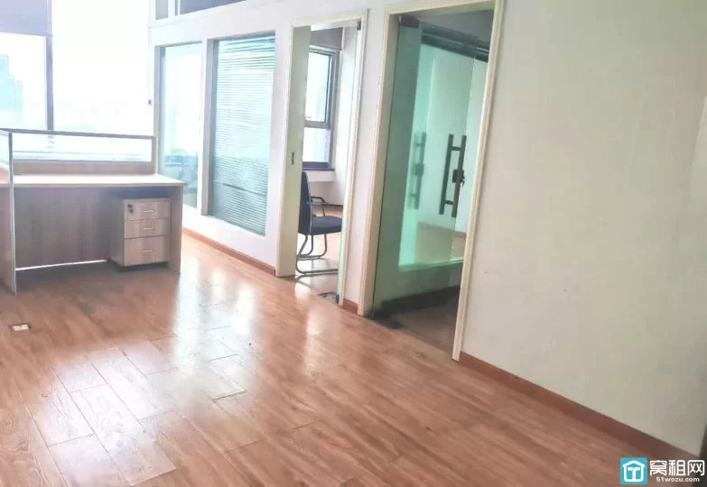 宁波高性价比写字楼海曙区地铁四号线出口 月湖银座90平 朝南 报价3000一个月