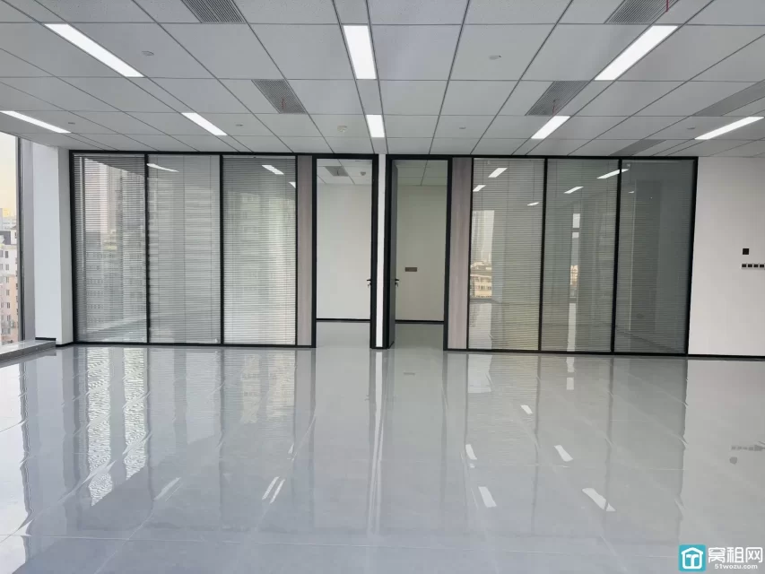 新世界宁云中心出租 建筑面积：283.51平 格局：4+1（可调整） 租金：2.2元每平每月