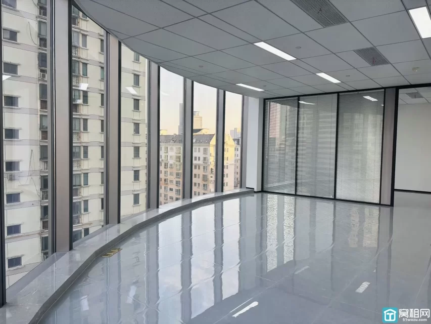 新世界宁云中心出租 建筑面积：283.51平 格局：4+1（可调整） 租金：2.2元每平每月