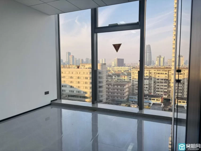 新世界宁云中心出租 建筑面积：283.51平 格局：4+1（可调整） 租金：2.2元每平每月