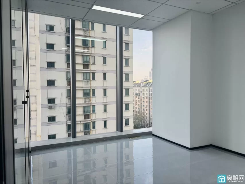 新世界宁云中心出租 建筑面积：283.51平 格局：4+1（可调整） 租金：2.2元每平每月