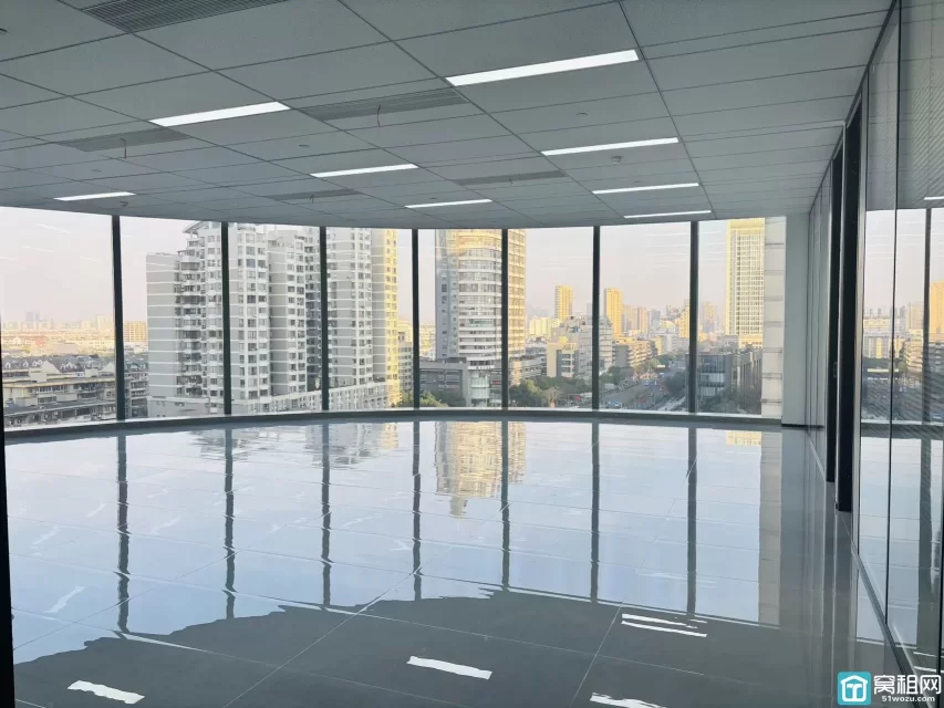 新世界宁云中心出租 建筑面积：283.51平 格局：4+1（可调整） 租金：2.2元每平每月