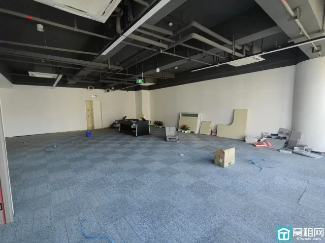 宁波江北核心区域绿地中心出租242平，单价2元/平米/天