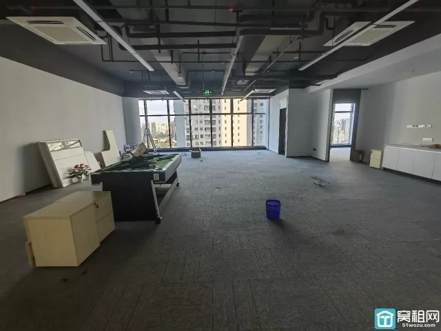 宁波江北核心区域绿地中心出租242平，单价2元/平米/天