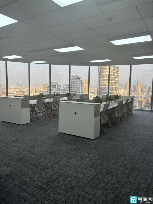 新世界副楼宁云中心大厦建筑面积：283.51平出租2.5元/平/含家具