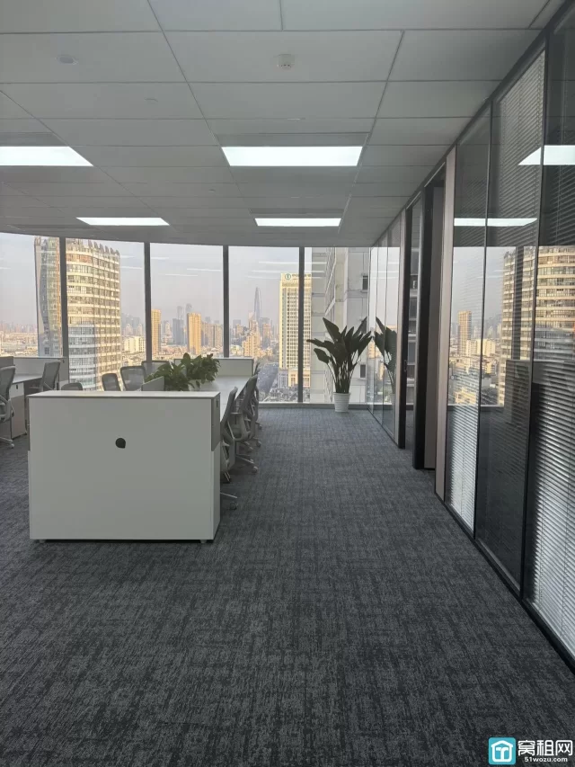 新世界副楼宁云中心大厦建筑面积：283.51平出租2.5元/平/含家具