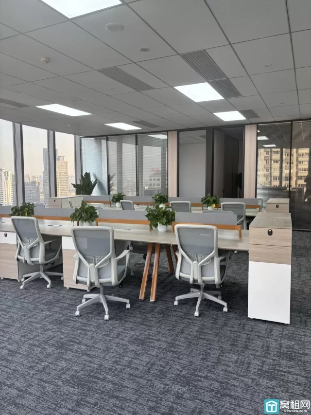 新世界副楼宁云中心大厦建筑面积：283.51平出租2.5元/平/含家具