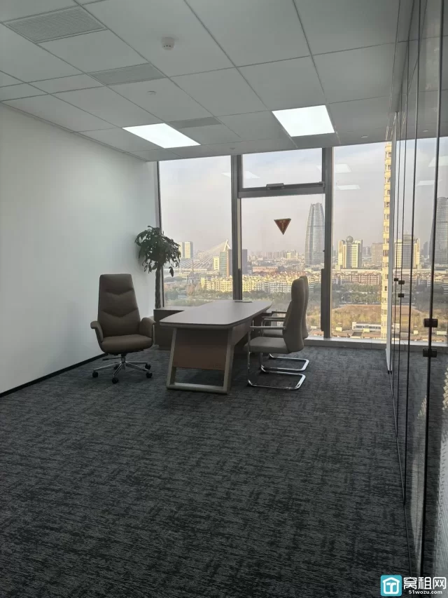 新世界副楼宁云中心大厦建筑面积：283.51平出租2.5元/平/含家具