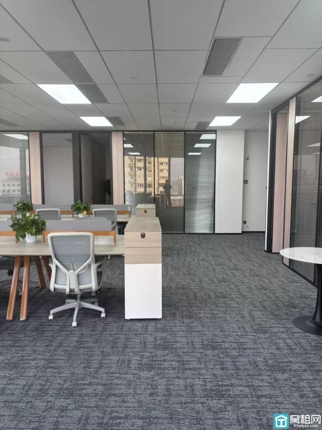 新世界副楼宁云中心大厦建筑面积：283.51平出租2.5元/平/含家具