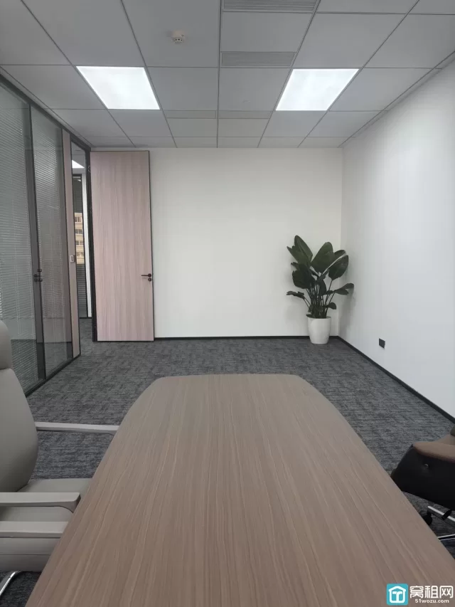 新世界副楼宁云中心大厦建筑面积：283.51平出租2.5元/平/含家具