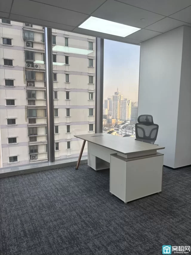 新世界副楼宁云中心大厦建筑面积：283.51平出租2.5元/平/含家具