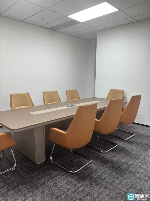 新世界副楼宁云中心大厦建筑面积：283.51平出租2.5元/平/含家具