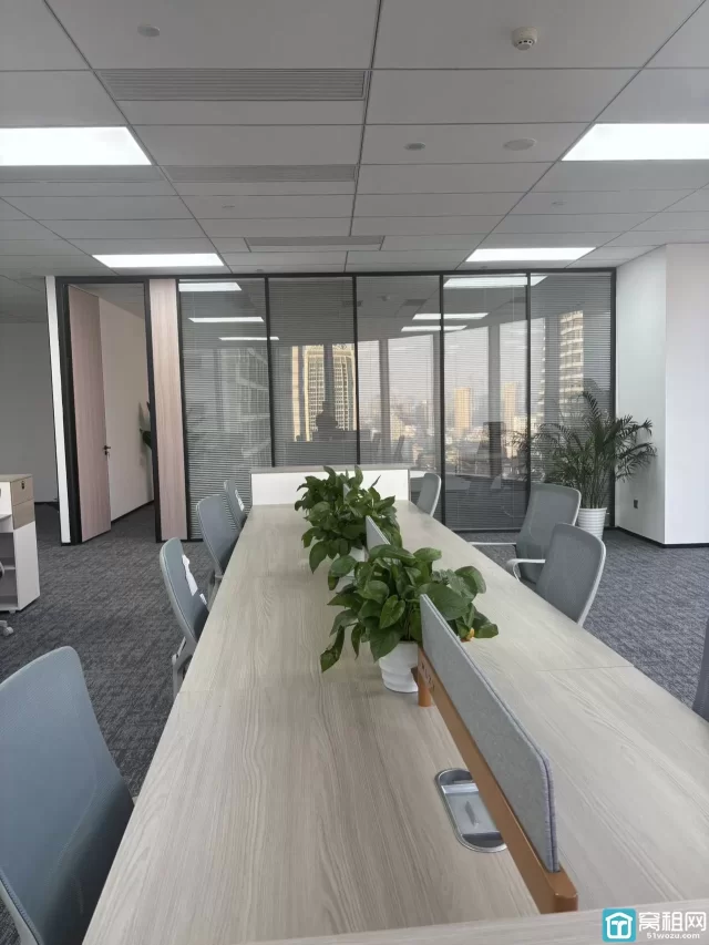 新世界副楼宁云中心大厦建筑面积：283.51平出租2.5元/平/含家具
