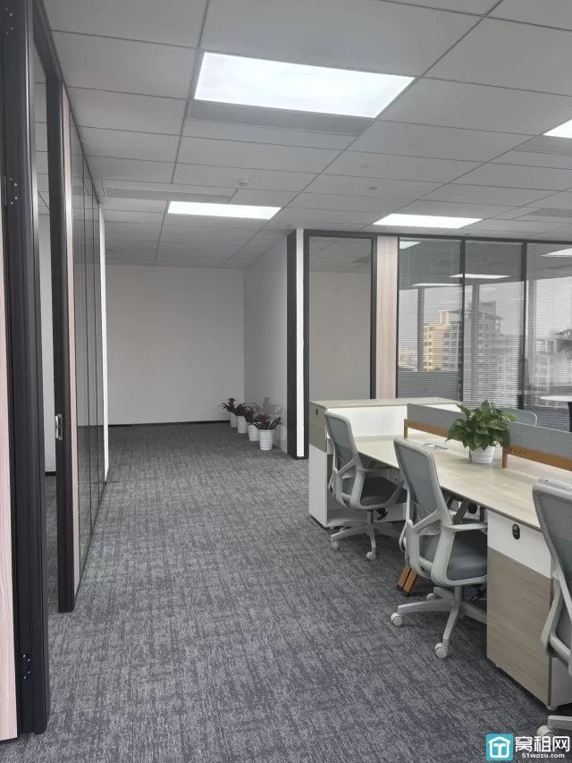 新世界副楼宁云中心大厦建筑面积：283.51平出租2.5元/平/含家具