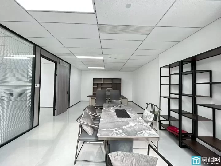 高新区芯瑞创新中心，236平朝南，有上下水，欢迎咨询带看