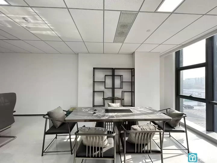 高新区芯瑞创新中心，236平朝南，有上下水，欢迎咨询带看