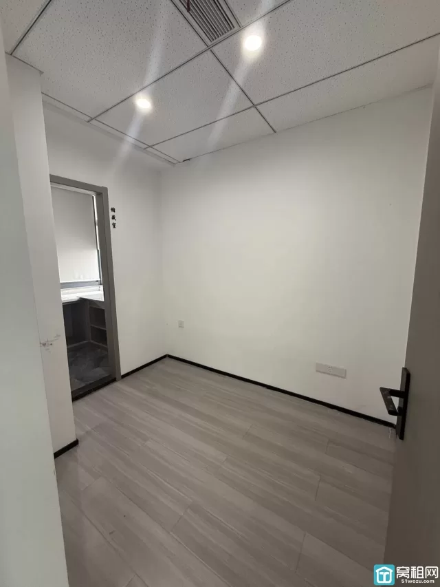 宁波集士港写字楼君寰科创中心出租面积：168平（西南）朝向办公室出租