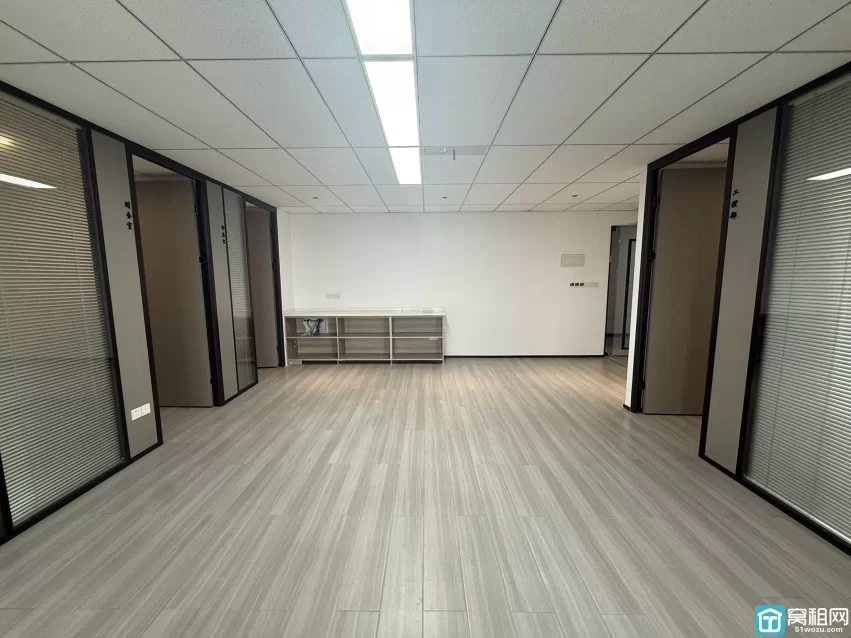 宁波集士港写字楼君寰科创中心出租面积：168平（西南）朝向办公室出租