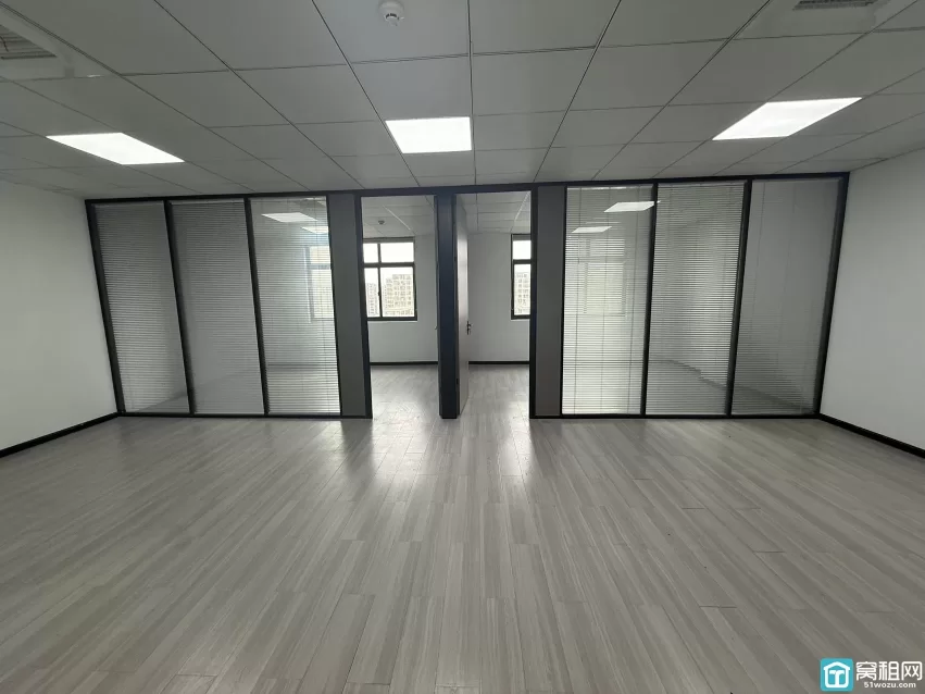 宁波市海曙区君寰科创中心出租面积：109平（朝北）租金：3300/月