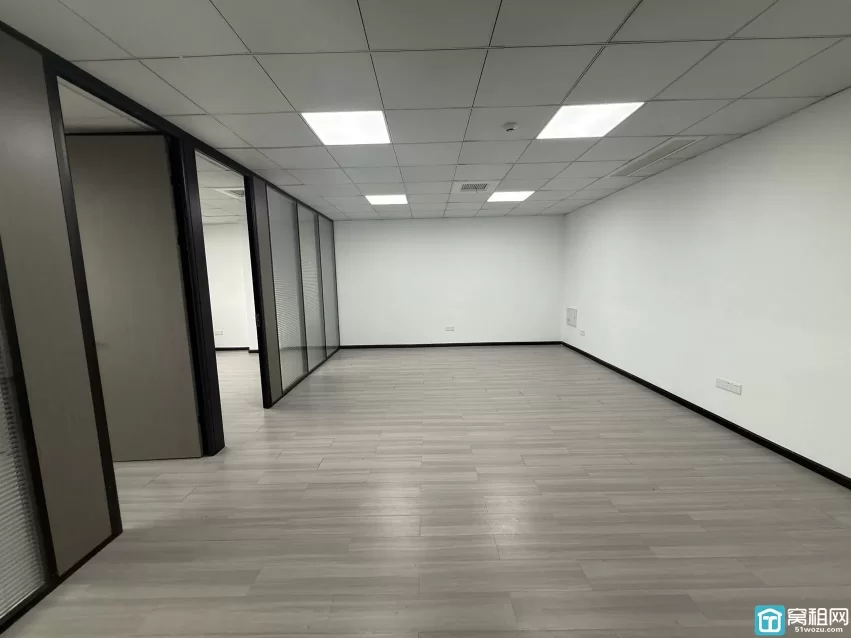 宁波市海曙区君寰科创中心出租面积：109平（朝北）租金：3300/月