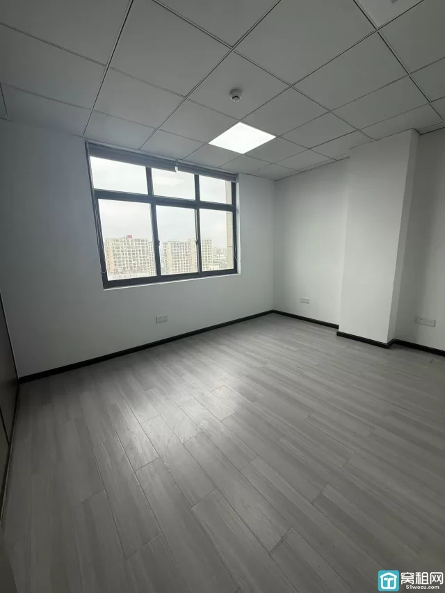 宁波市海曙区君寰科创中心出租面积：109平（朝北）租金：3300/月