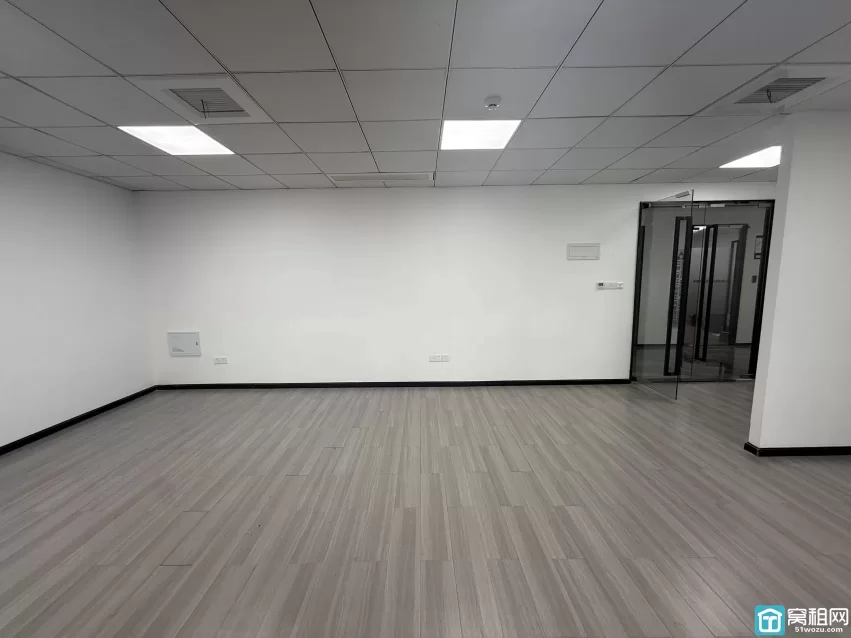 宁波市海曙区君寰科创中心出租面积：109平（朝北）租金：3300/月