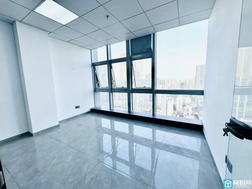 南部商务区鸿安大厦65平，3000月租，朝东，一个隔间，落地窗，地砖装修