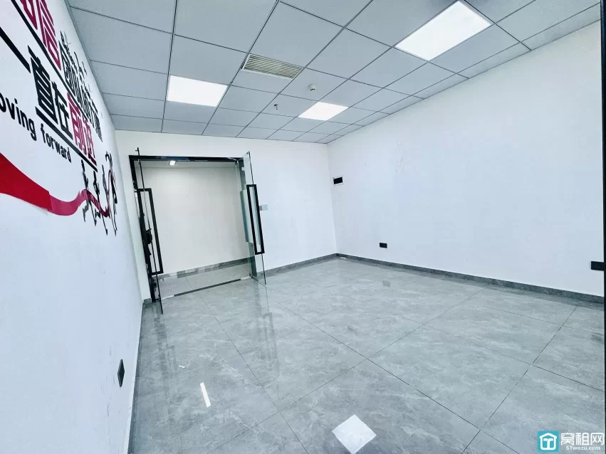 南部商务区鸿安大厦65平，3000月租，朝东，一个隔间，落地窗，地砖装修