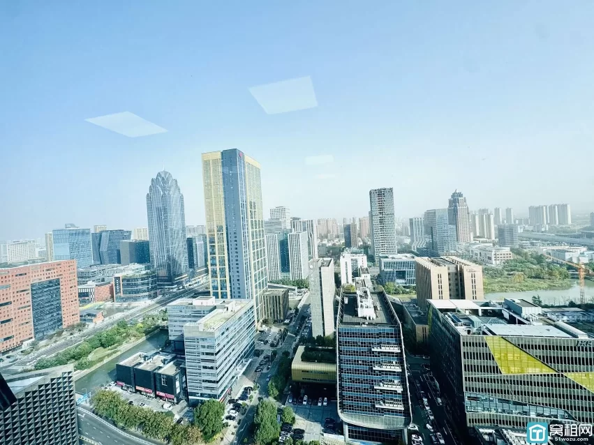 南部商务区鸿安大厦65平，3000月租，朝东，一个隔间，落地窗，地砖装修