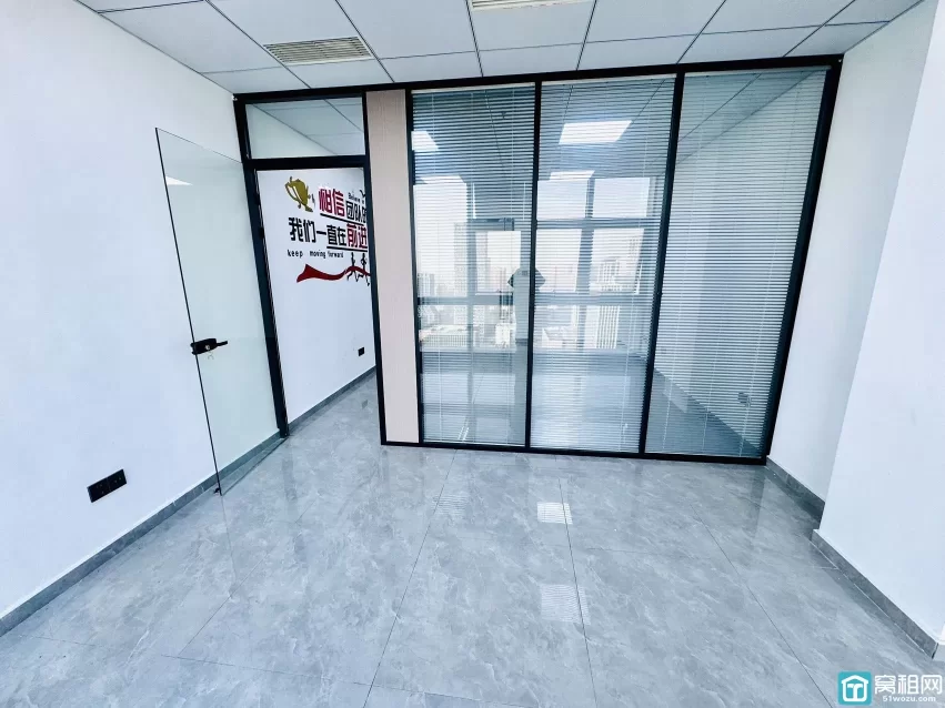 南部商务区鸿安大厦65平，3000月租，朝东，一个隔间，落地窗，地砖装修