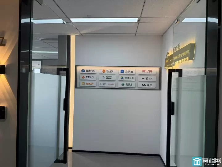 宁波前洋欣捷大厦4号线金山站，143平方，湖景，3隔间，全新柜子，带家具