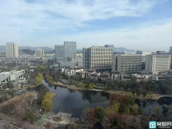 宁波前洋欣捷大厦4号线金山站，143平方，湖景，3隔间，全新柜子，带家具