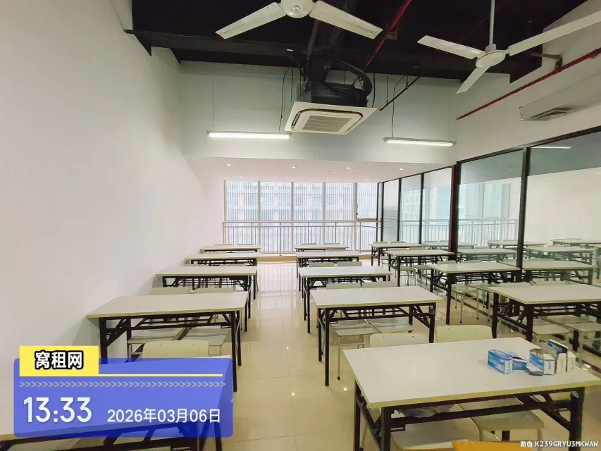 宁波国际航运广场对面宁波宁兴财富广场出租一个70平米写字楼朝东4200