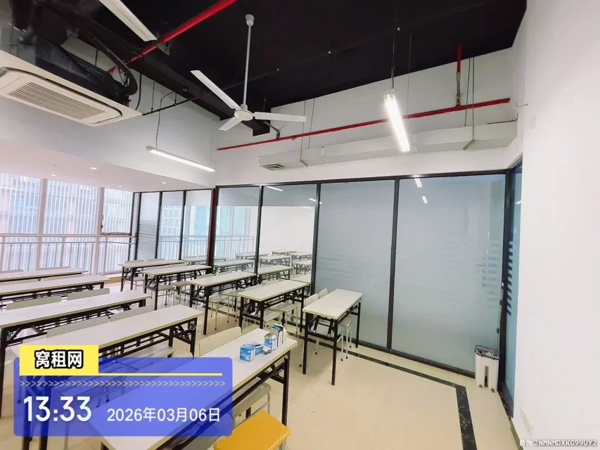 宁波国际航运广场对面宁波宁兴财富广场出租一个70平米写字楼朝东4200