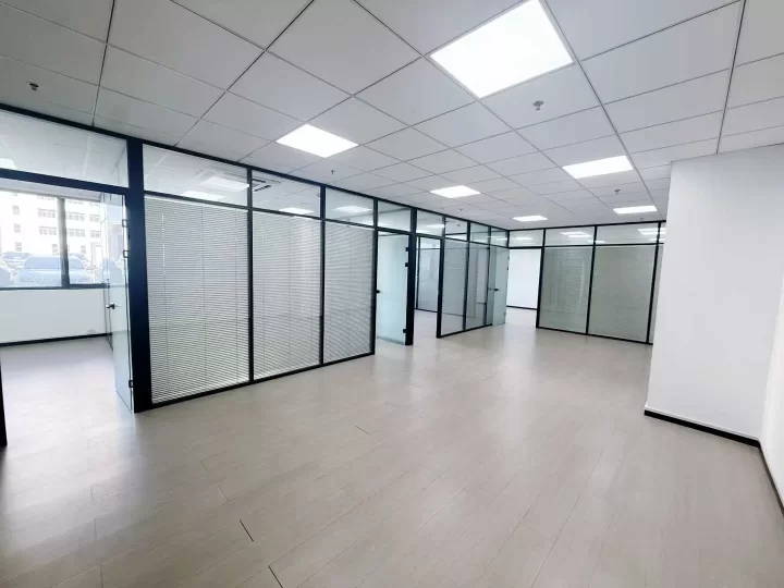 宁波和荣大厦224方，年租金120800元，有3个隔间、1个小房间和大通间办公区。