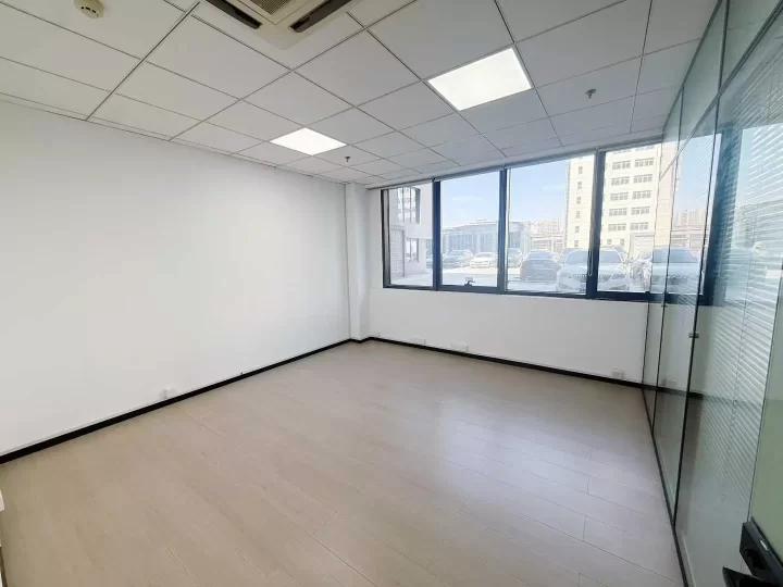 宁波和荣大厦224方，年租金120800元，有3个隔间、1个小房间和大通间办公区。