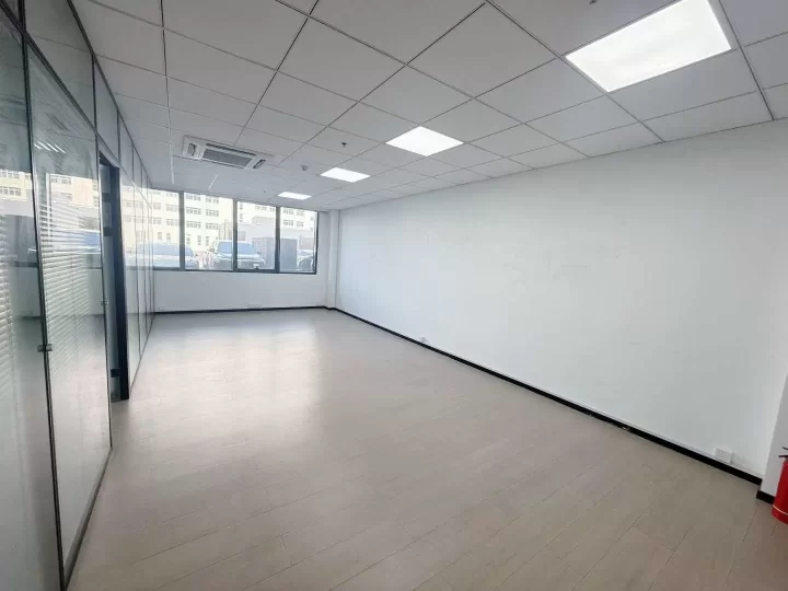 宁波和荣大厦224方，年租金120800元，有3个隔间、1个小房间和大通间办公区。