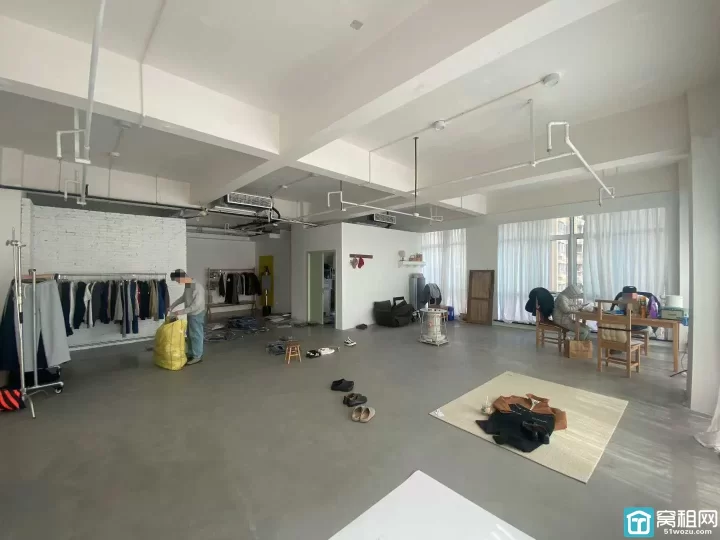 华众控股：180平东南双面采光 会展中心地铁站（800米）电商直播间装修出租