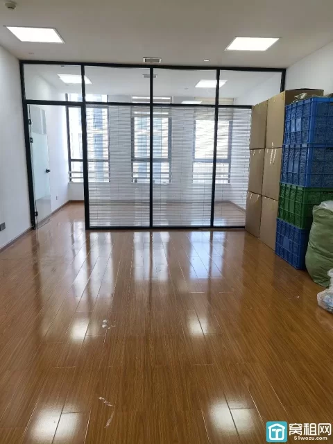 宁波海曙高桥商会大厦朝东办公室出租面积90平装修：精装交付、统一电子门禁，带家具