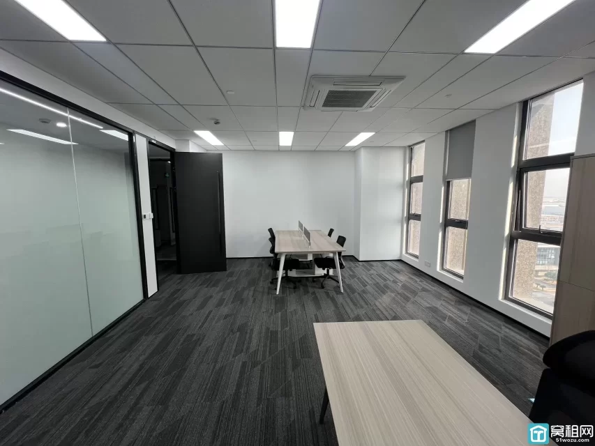 宁波恒凯大厦 61平方 4+1工位  朝东 3700元/月 （包含水电物业网络家具）