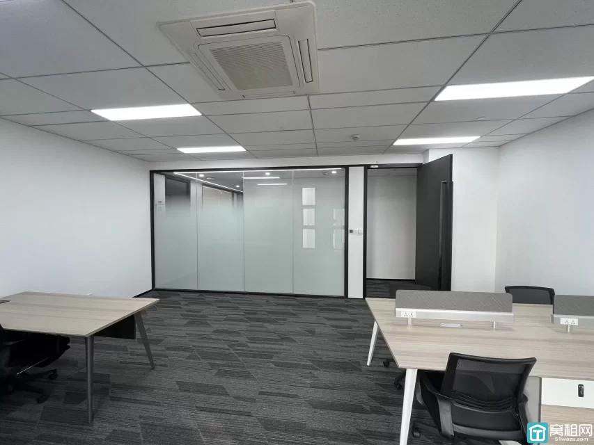 宁波恒凯大厦 61平方 4+1工位  朝东 3700元/月 （包含水电物业网络家具）