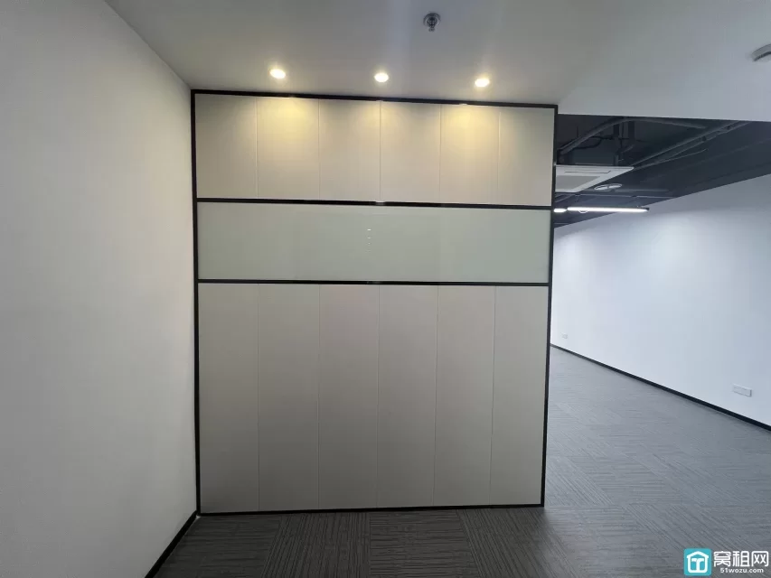 宁波江北区恒凯大厦 115平方  北朝向 5000元/月  1个隔间