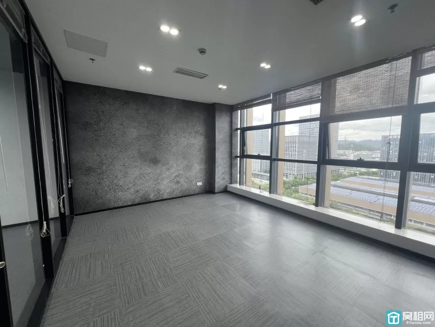 宁波江北区恒凯大厦 115平方  北朝向 5000元/月  1个隔间