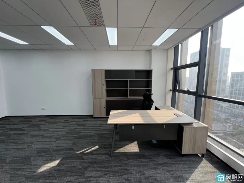 宁波恒凯大厦 108平方  西南 租金6800元/月 （包含水电物业网络家具）