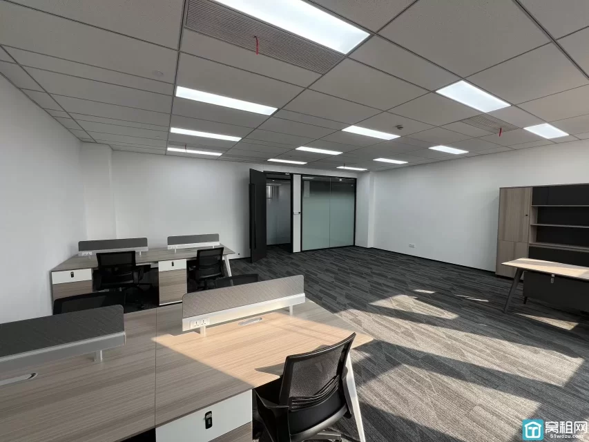 宁波恒凯大厦 108平方  西南 租金6800元/月 （包含水电物业网络家具）