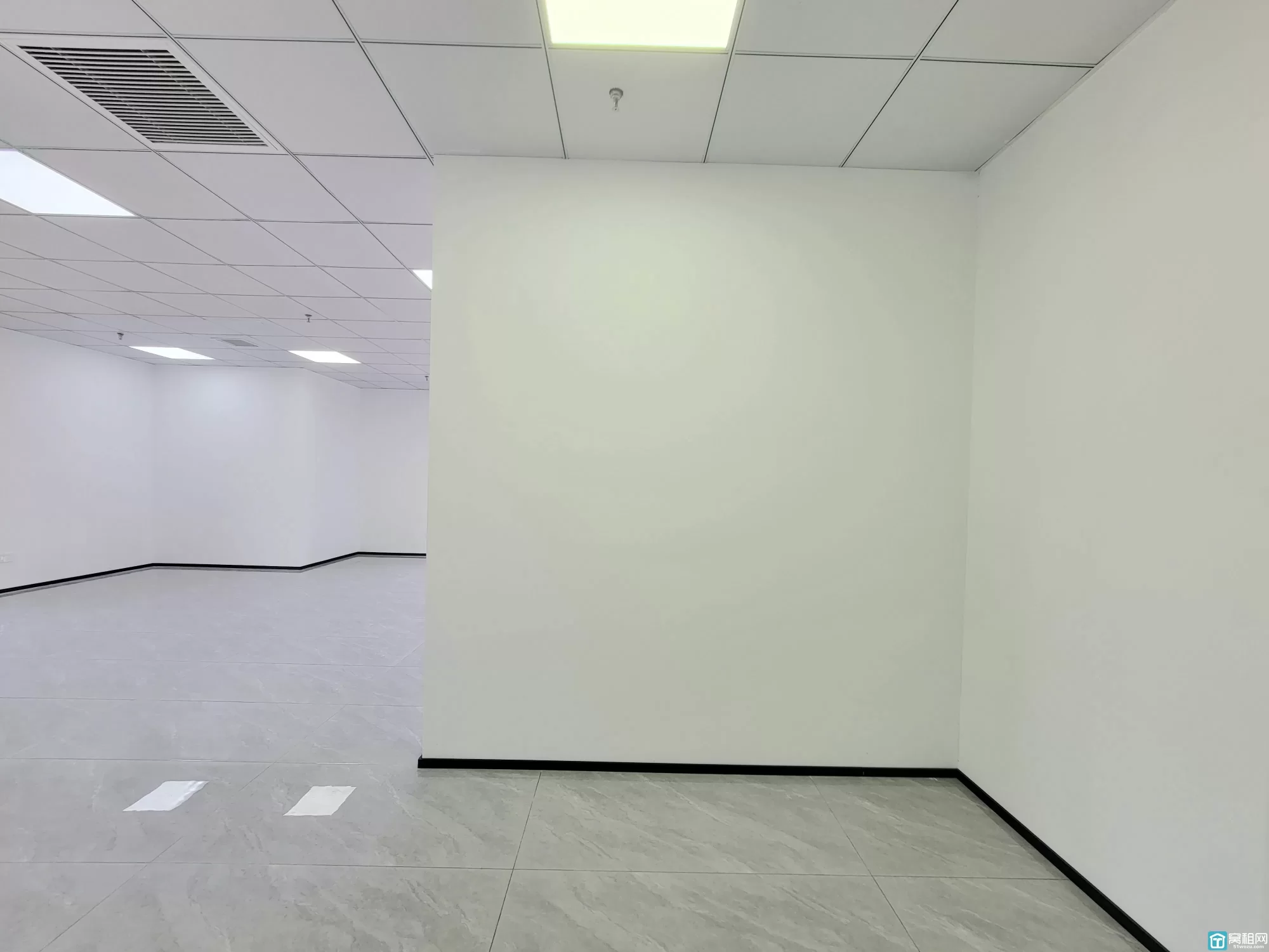 江北双印·恒一大厦105平米精装修办公室出租朝向：西北，全景落地窗