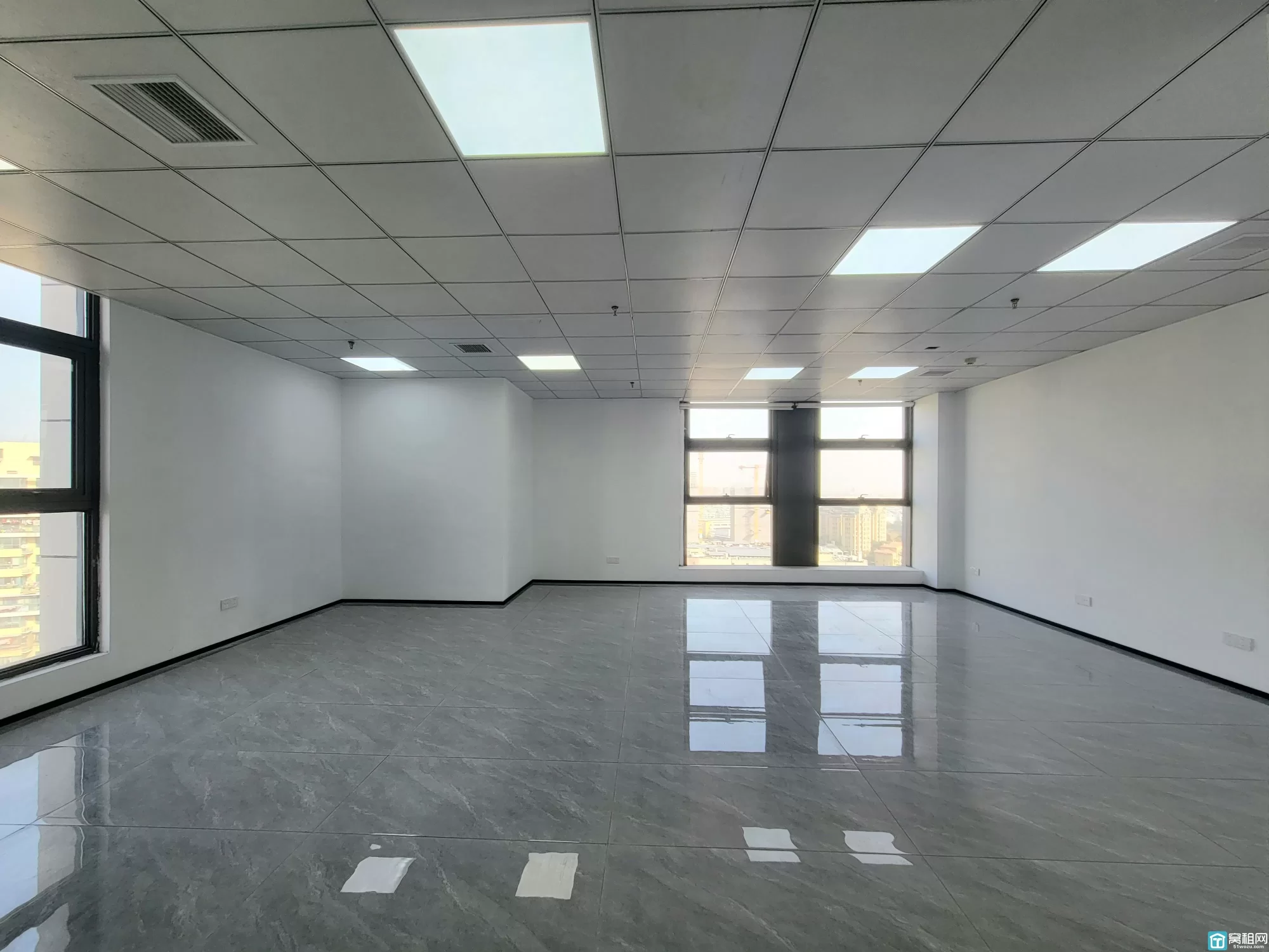 江北双印·恒一大厦105平米精装修办公室出租朝向：西北，全景落地窗