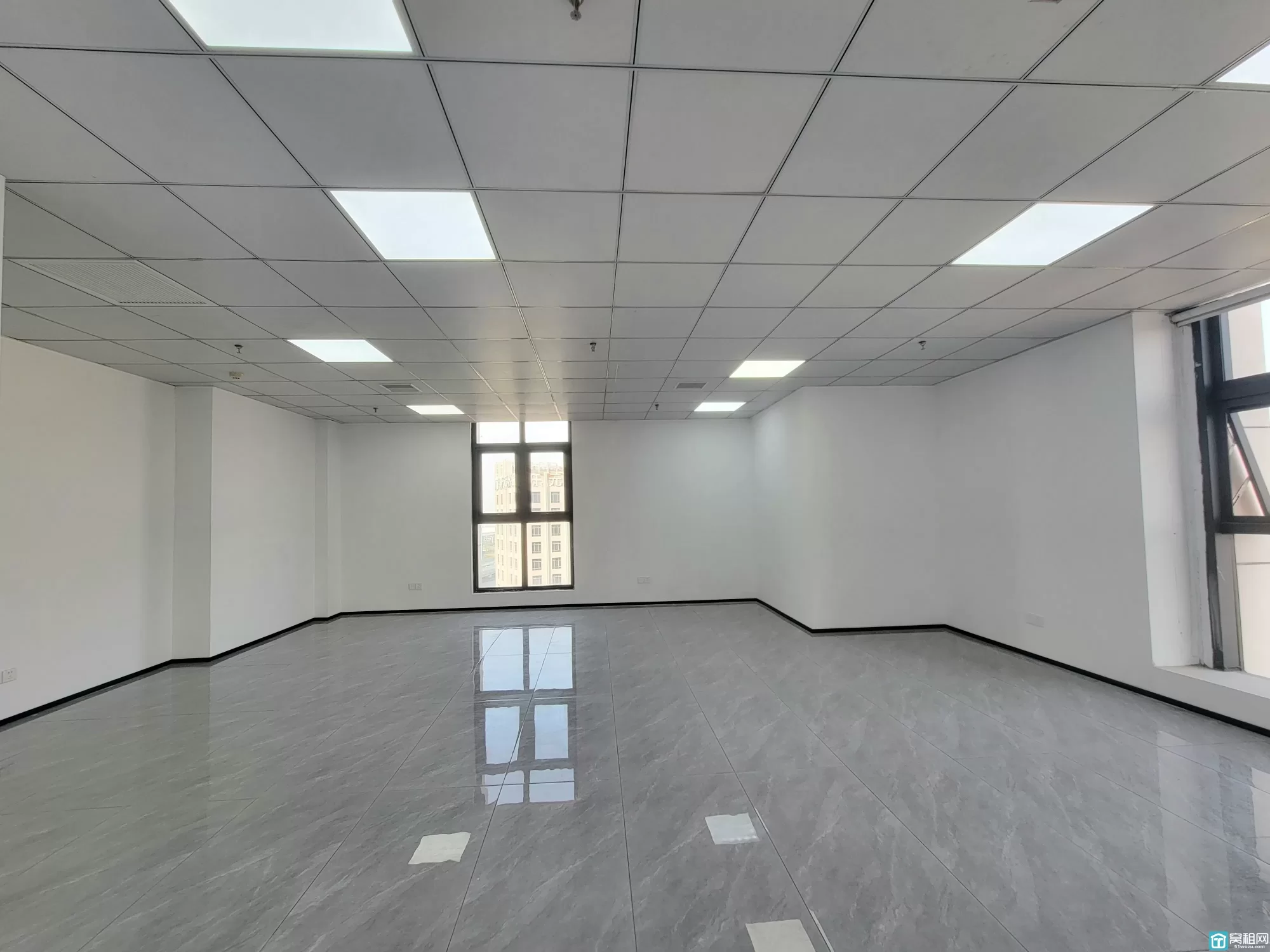 江北双印·恒一大厦105平米精装修办公室出租朝向：西北，全景落地窗