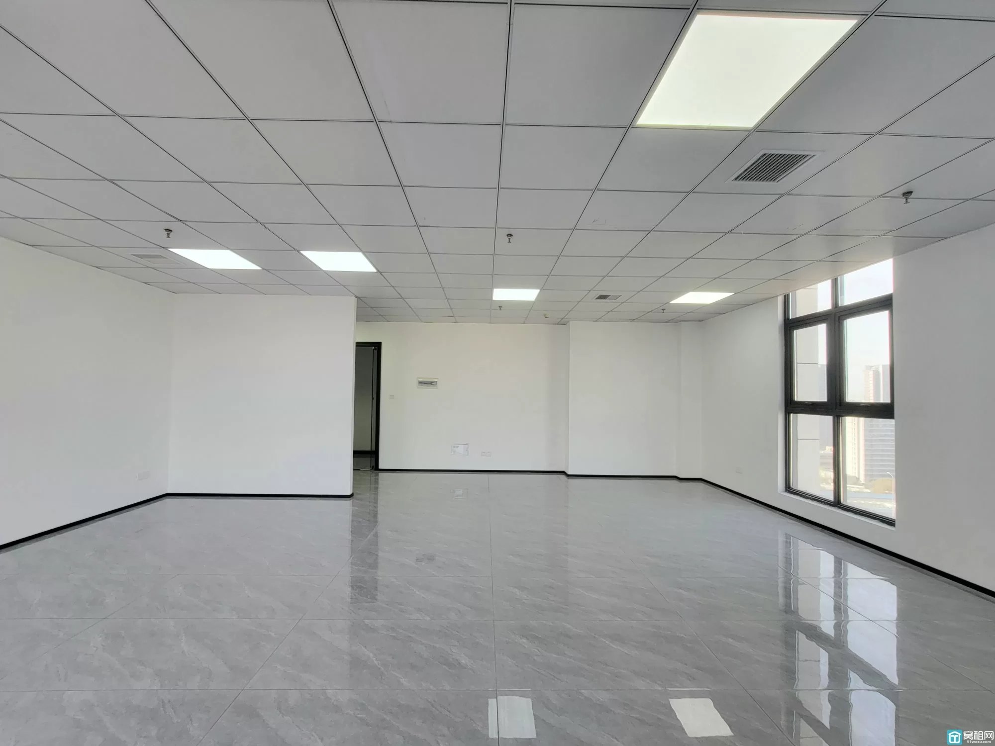 江北双印·恒一大厦105平米精装修办公室出租朝向：西北，全景落地窗